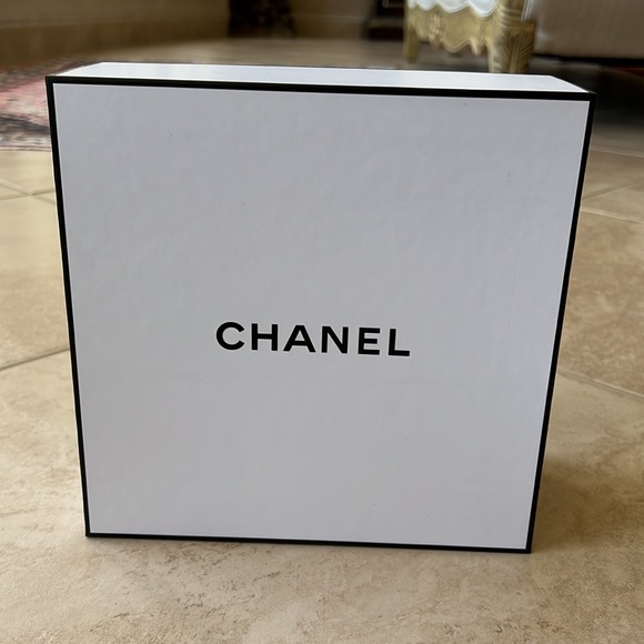 Chanel Gift Box - Picture 2 of 5